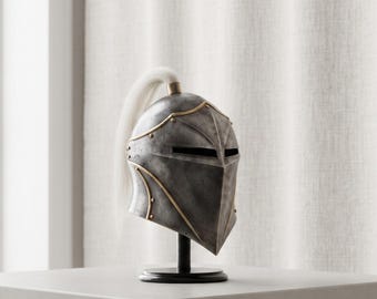 Mittelalterlicher Ritterhelm-Nachbau | Deutsche Rüstung aus dem 14. Jahrhundert | Tischdekoration mit Messingverzierungen & Historische Wohnaccessoires