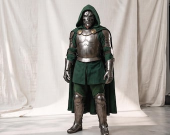 Doctor Doom Cosplay-Rüstung | Komplettes Schurkenkostüm mit Maske, Brustpanzer und grünem Umhang | Tragbares Requisit für Comic Con