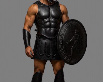 Puede incluir: Un conjunto de armadura negra de estilo espartano que incluye un casco corintio con cresta negra, una coraza muscular moldeada, una falda de tacetas, brazaletes y grebas. Un escudo redondo presenta una figura central grabada.