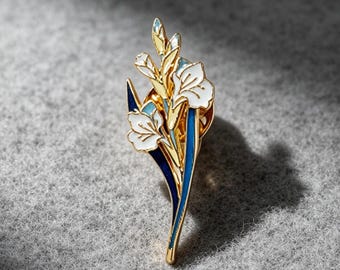 Floral Enamel Pin White Iris Flower Brooch Gold Hard Enamel Botanical Lapel Pin Nature Badge for Women Garden Gift Plant Lovers