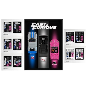 Puede incluir: Un póster enmarcado con el logotipo de Fast & Furious y tres coches de juguete: un GT-R azul y plateado, un Charger R/T negro y un S2000 rosa. La imagen muestra cinco variantes de diseño etiquetadas de la A a la E, exhibiendo diversos formatos.
