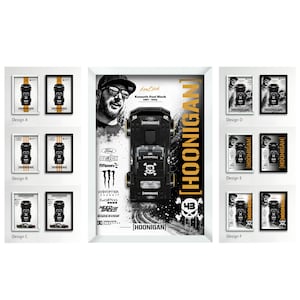Peut inclure: Une affiche encadrée présentant une vue de dessus d'une voiture de rallye noire, un portrait de Ken Block et le texte Kenneth Paul Block 1967-2023. Le design inclut divers logos de marques, le mot HOONIGAN en grandes lettres jaunes et un crâne.