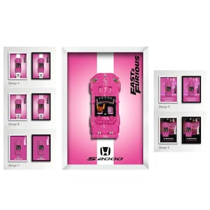 Könnte beinhalten: Ein gerahmtes Poster mit einer Draufsicht auf ein rosa Honda S2000 Spielzeugauto aus der Fast & Furious Reihe. Das Design umfasst einen weißen vertikalen Streifen, das Honda-Logo, den Text S2000 und das Fast & Furious Logo auf rosa Grund.