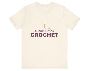 Maglietta "Hooked on Crochet", maglietta retrò per amanti del filato, umorismo divertente per artigiani.