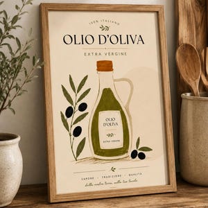 Op de afbeelding: Een ingelijste kunstprint met een centrale illustratie van een glazen fles gevuld met groene olijfolie. De tekst luidt OLIO D'OLIVA, EXTRA VERGINE, 100% ITALIANO en SAPORE TRADIZIONE QUALITA. Olijftakken met zwarte olijven flankeren de fles.