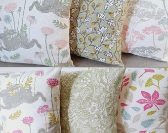 Kissen/Hüllen handgefertigt in Springtime Land & Sea Fabrics - Hase Waldtiere Wildblumen - Salbei Rosa - 40x40 cmAndere Größen erhältlich -UK