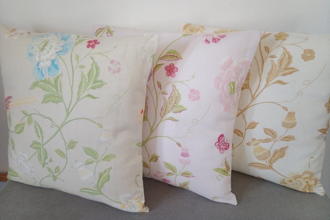Coussin Cylindre Laura Ashley, Tissu Cosmos, Gris-vert, Rembourré Plumes (18x8 Pouces)