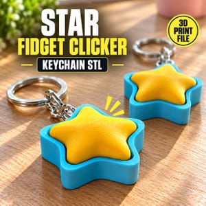 Puede incluir: Dos llaveros tipo fidget clicker con forma de estrella, con un botón central amarillo brillante en un marco azul claro. Cada llavero incluye una anilla de metal plateado. El texto STAR FIDGET CLICKER KEYCHAIN STL y 3D PRINT FILE es visible.