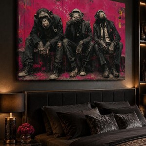 Puede incluir: Un lienzo rectangular que muestra a tres chimpanc&eacute;s vestidos con trajes oscuros y corbatas, sentados uno al lado del otro sobre un fondo vibrante y desgastado de color magenta y negro. Los chimpanc&eacute;s visten ropa formal, incluyendo chaquetas y pantalones, con uno de ellos sosteniendo un peque&ntilde;o objeto en su boca, todo en un estilo art&iacute;stico texturizado.