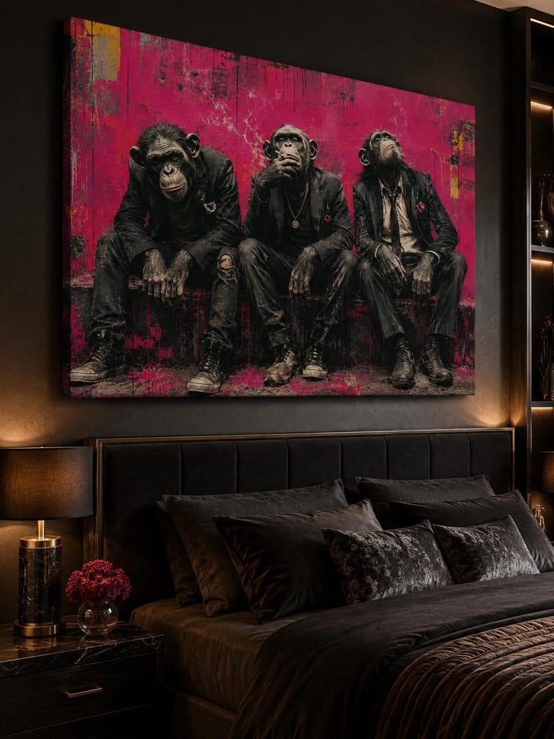 Puede incluir: Un lienzo rectangular que muestra a tres chimpanc&eacute;s vestidos con trajes oscuros y corbatas, sentados uno al lado del otro sobre un fondo vibrante y desgastado de color magenta y negro. Los chimpanc&eacute;s visten ropa formal, incluyendo chaquetas y pantalones, con uno de ellos sosteniendo un peque&ntilde;o objeto en su boca, todo en un estilo art&iacute;stico texturizado.