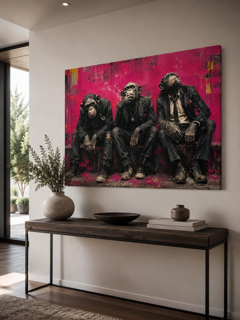Puede incluir: Un gran cuadro rectangular de pared que muestra a tres chimpanc&eacute;s vestidos con trajes oscuros y corbatas, sentados uno al lado del otro sobre un fondo vibrante de color magenta y rosa con salpicaduras de pintura y texturas.