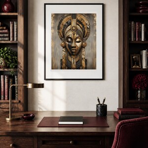 Puede incluir: Una impresi&oacute;n art&iacute;stica enmarcada que presenta un retrato estilizado de una persona con un tocado dorado ornamentado y patrones faciales intrincados en tonos oro, negro y bronce, exhibida en un marco negro sobre una pared neutra.