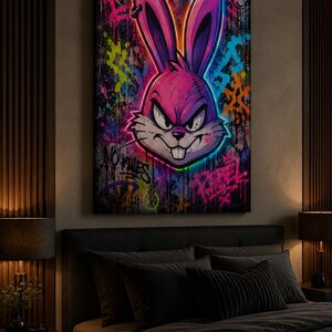 Peut inclure: Une toile murale rectangulaire pr&eacute;sentant une illustration graffiti vibrante d'une t&ecirc;te de lapin rose avec des contours n&eacute;on lumineux. Le fond est une surface sombre et textur&eacute;e couverte d'&eacute;claboussures de peinture et du texte NO RULES.