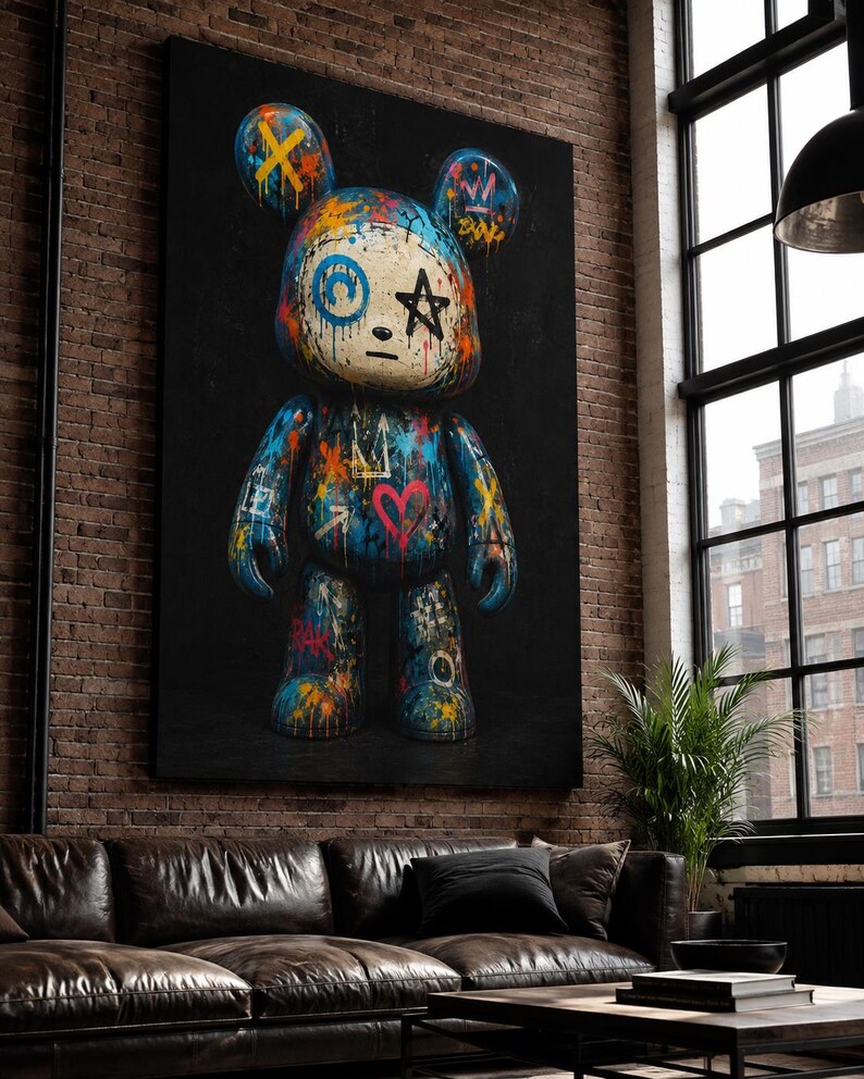 Op de afbeelding: Een grote verticale wandkunstprint met een gestileerd berenfiguur tegen een zwarte achtergrond. De beer is bedekt met kleurrijke graffiti-achtige verfspatten, een rood hart, een zwarte ster en diverse abstracte symbolen in blauw, oranje en geel.
