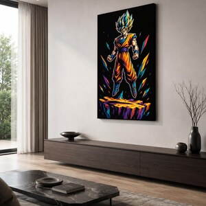 Puede incluir: Un cuadro rectangular de pared con una ilustraci&oacute;n estilizada de un personaje de pelo puntiagudo con un gi naranja y azul, flotando sobre una plataforma dentellada y brillante sobre un fondo negro con fragmentos de energ&iacute;a coloridos y afilados.
