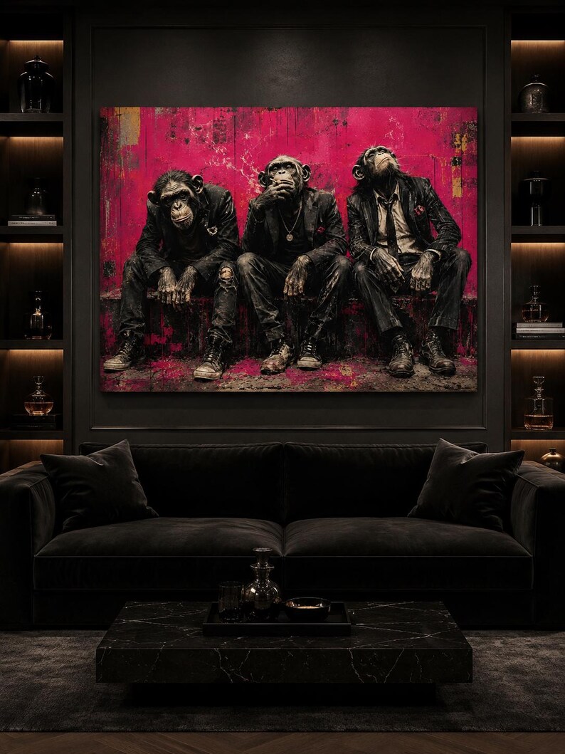 Puede incluir: Una impresi&oacute;n de arte mural rectangular que muestra a tres chimpanc&eacute;s vestidos con trajes oscuros y corbatas, sentados uno al lado del otro sobre un fondo magenta vibrante y texturizado. Los chimpanc&eacute;s est&aacute;n representados con gran realismo.