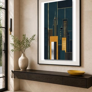 Puede incluir: Una impresi&oacute;n de arte mural vertical enmarcada que presenta un horizonte urbano estilizado en azul marino profundo, amarillo mostaza y oro met&aacute;lico. La composici&oacute;n muestra siluetas de edificios geom&eacute;tricos con l&iacute;neas doradas finas.