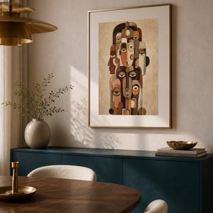 Pu&ograve; includere: Una stampa d'arte incorniciata che presenta una composizione verticale di molteplici volti umani stilizzati e sovrapposti in tonalit&agrave; marrone, beige, crema e nero. L'opera &egrave; racchiusa in una sottile cornice dorata con un ampio passe-partout bianco.