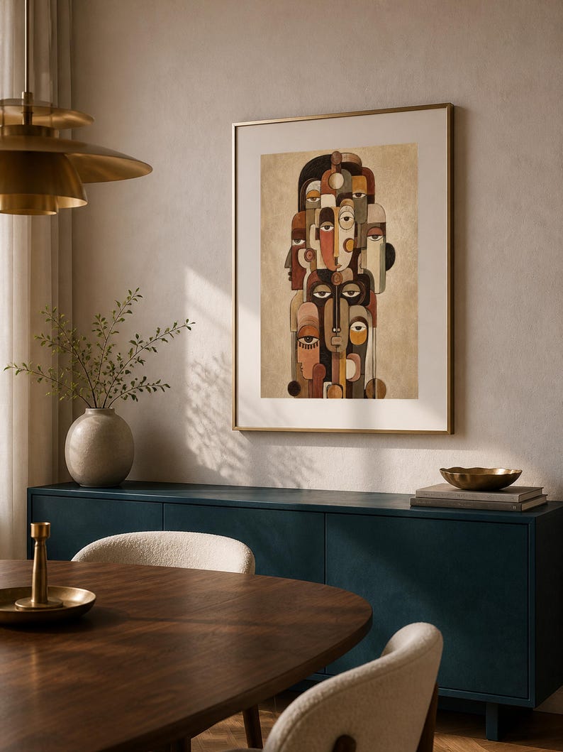 Pu&ograve; includere: Una stampa d'arte incorniciata che presenta una composizione verticale di molteplici volti umani stilizzati e sovrapposti in tonalit&agrave; marrone, beige, crema e nero. L'opera &egrave; racchiusa in una sottile cornice dorata con un ampio passe-partout bianco.