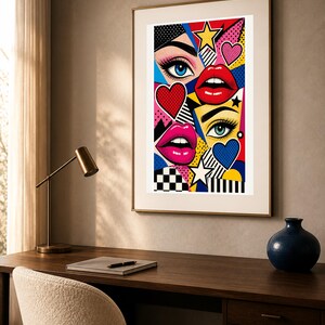 Peut inclure: Une impression d'art pop encadr&eacute;e pr&eacute;sentant un collage vibrant d'yeux stylis&eacute;s, de l&egrave;vres rouges et roses, de c&oelig;urs et d'&eacute;toiles. La composition utilise des couleurs primaires vives, des contours noirs et des points Ben-Day sur fond blanc.