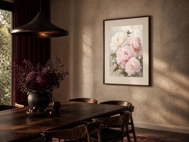 Puede incluir: Una l&aacute;mina de arte enmarcada que presenta un ramo de peon&iacute;as de color rosa suave y blanco en plena floraci&oacute;n. La obra de arte se muestra en un marco oscuro y fino, destacando los p&eacute;talos florales detallados y el follaje verde sobre un fondo claro.