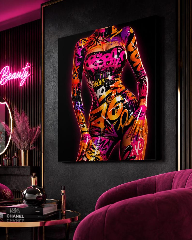 Puede incluir: Una pieza de arte mural rectangular que muestra una figura con un traje ajustado cubierto de arte urbano estilo grafiti. El dise&ntilde;o incluye salpicaduras, goteos y texto en colores rosa, naranja y amarillo vibrantes sobre un fondo negro.