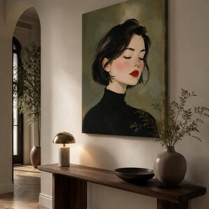 Puede incluir: Una impresi&oacute;n de arte mural rectangular que presenta el retrato de una persona con cabello corto oscuro, mejillas sonrosadas y labios rojos brillantes, vistiendo un su&eacute;ter de cuello alto negro sobre un fondo verde oliva con texturas visibles.