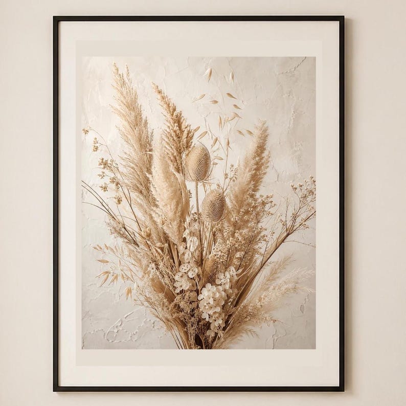 Pu&ograve; includere: Una stampa artistica da parete incorniciata che presenta una composizione dai toni neutri di elementi botanici essiccati, tra cui alte piume di erba della pampa, capolini spinosi di cardo, delicati steli di avena e piccoli fiori bianchi su sfondo testurizzato.