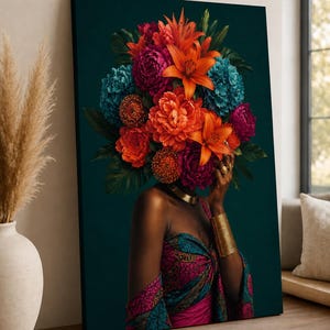 Puede incluir: Un lienzo rectangular que muestra a una persona con un gran y vibrante arreglo floral en lugar de cabeza. Las flores son de color naranja, magenta y azul verdoso. La persona viste una prenda estampada, una gargantilla dorada y un brazalete dorado.