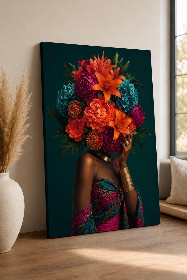 Puede incluir: Un lienzo rectangular que muestra a una persona con un gran y vibrante arreglo floral en lugar de cabeza. Las flores son de color naranja, magenta y azul verdoso. La persona viste una prenda estampada, una gargantilla dorada y un brazalete dorado.