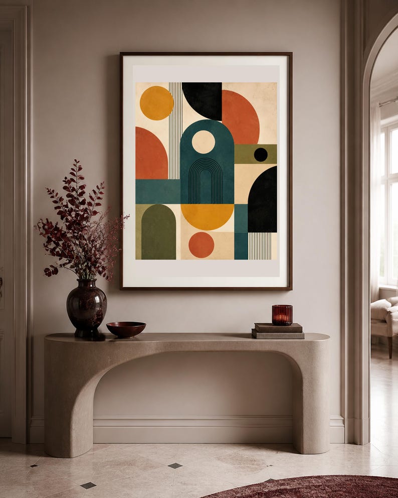 Puede incluir: Una l&aacute;mina de arte mural enmarcada que presenta una composici&oacute;n geom&eacute;trica de c&iacute;rculos, semic&iacute;rculos y arcos en una paleta de amarillo mostaza, naranja quemado, verde azulado profundo, verde oliva y negro, con finas l&iacute;neas verticales.