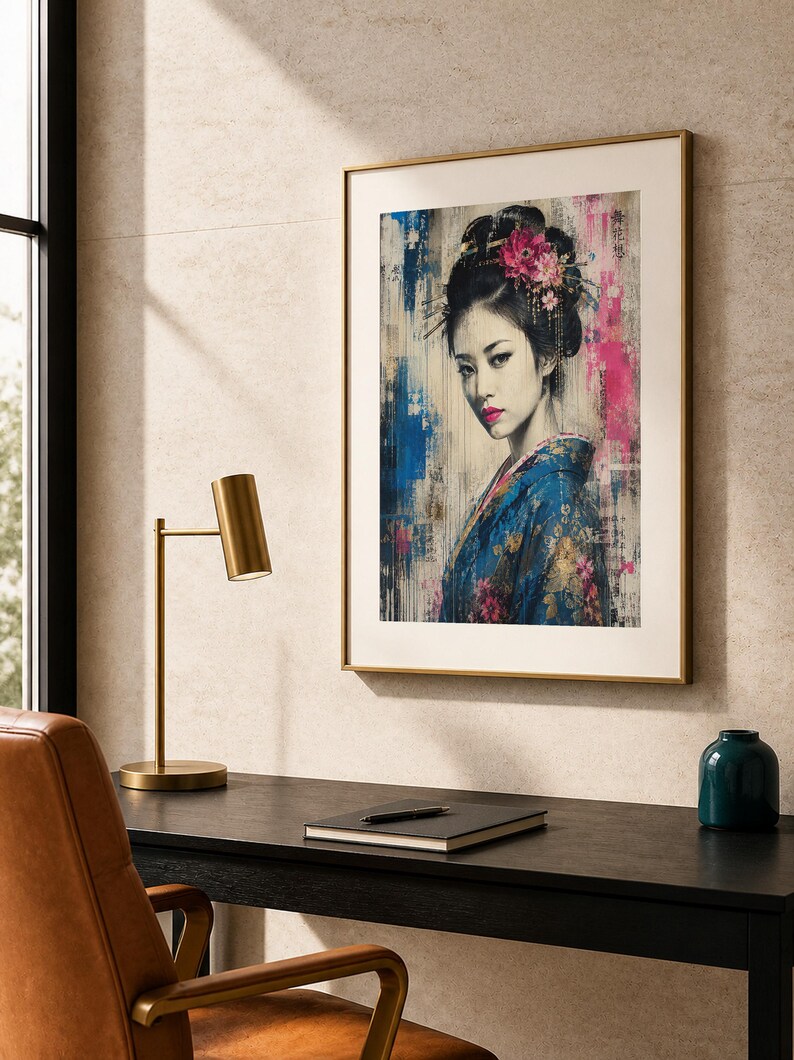 Puede incluir: Una impresi&oacute;n art&iacute;stica enmarcada que muestra el retrato de una persona con el cabello oscuro recogido en un mo&ntilde;o con accesorios florales, vistiendo un kimono azul estampado. La obra incorpora trazos de pintura abstracta azul y rosa y texto japon&eacute;s.