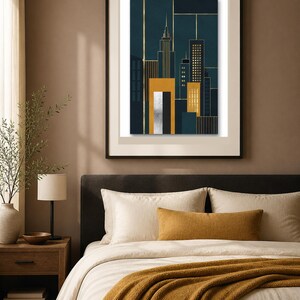 Puede incluir: Una l&aacute;mina de arte mural vertical enmarcada que representa un horizonte urbano estilizado de noche. La composici&oacute;n presenta edificios de color azul marino oscuro con l&iacute;neas doradas verticales, una estructura central amarillo mostaza.