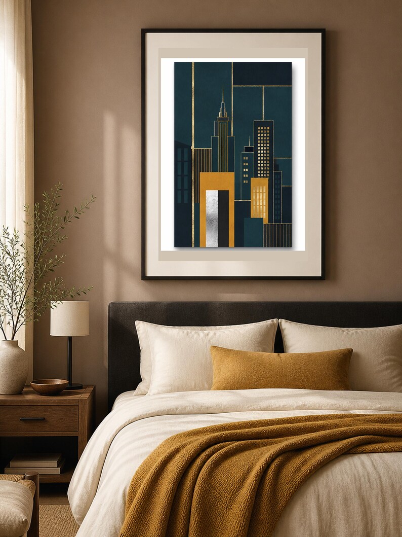 Puede incluir: Una l&aacute;mina de arte mural vertical enmarcada que representa un horizonte urbano estilizado de noche. La composici&oacute;n presenta edificios de color azul marino oscuro con l&iacute;neas doradas verticales, una estructura central amarillo mostaza.
