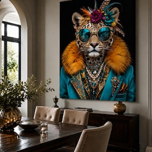 Pu&ograve; includere: Una grande stampa artistica rettangolare da parete raffigurante un leopardo che indossa occhiali da sole color ottanio, un colletto in pelliccia sintetica arancione vivace e un blazer ottanio. Il leopardo &egrave; ornato da collane di perle e piume.