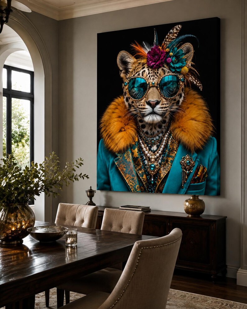 Pu&ograve; includere: Una grande stampa artistica rettangolare da parete raffigurante un leopardo che indossa occhiali da sole color ottanio, un colletto in pelliccia sintetica arancione vivace e un blazer ottanio. Il leopardo &egrave; ornato da collane di perle e piume.