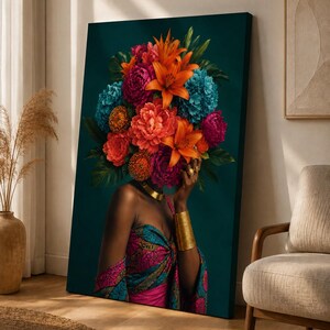 Puede incluir: Un lienzo vertical que muestra a una persona con un gran y vibrante arreglo floral en lugar de cabeza. Las flores son de color naranja, rosa y azul. La persona viste una prenda con estampado rosa y azul, un collar r&iacute;gido dorado y brazaletes dorados.