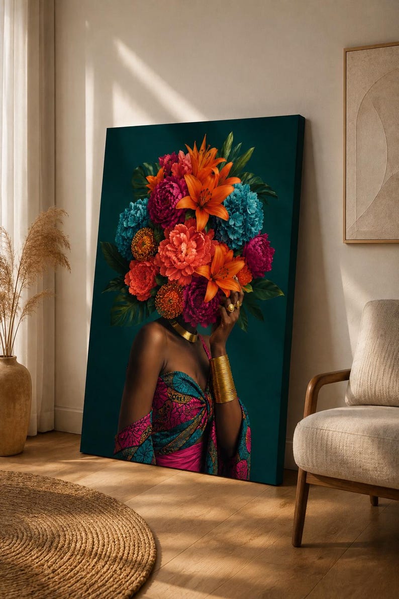 Puede incluir: Un lienzo vertical que muestra a una persona con un gran y vibrante arreglo floral en lugar de cabeza. Las flores son de color naranja, rosa y azul. La persona viste una prenda con estampado rosa y azul, un collar r&iacute;gido dorado y brazaletes dorados.