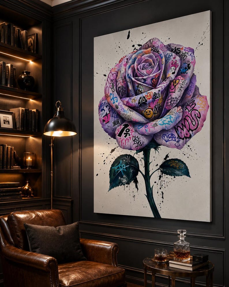 Puede incluir: Un gran cuadro rectangular sobre lienzo que muestra una &uacute;nica rosa morada de gran tama&ntilde;o. Los p&eacute;talos est&aacute;n cubiertos con varios grafitis, s&iacute;mbolos y textos coloridos, incluida la palabra RISE. Salpicaduras de pintura negra acent&uacute;an la flor.