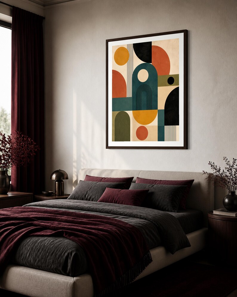 Puede incluir: Una impresi&oacute;n de arte mural enmarcada que presenta una composici&oacute;n geom&eacute;trica de c&iacute;rculos, semic&iacute;rculos y arcos en una paleta de amarillo mostaza, naranja quemado, verde azulado profundo, verde oliva y negro sobre un fondo beige claro.