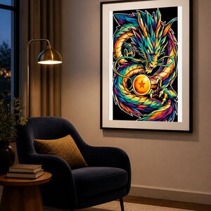 K&ouml;nnte beinhalten: Ein gerahmter Wandkunstdruck, der einen farbenfrohen Drachen mit Schuppen in Blau-, Gr&uuml;n-, Gelb- und Violettt&ouml;nen zeigt. Der Drache ist um eine leuchtend orangefarbene Kugel mit einem einzelnen roten Stern in der Mitte gewickelt, vor einem schwarzen Hintergrund.