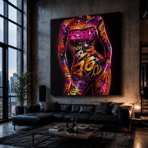 Puede incluir: Una gran pieza de arte mural cuadrada que presenta una ilustraci&oacute;n de estilo grafiti vibrante de un torso. La obra muestra patrones de pintura en aerosol de color rosa ne&oacute;n, naranja y morado sobre un fondo negro, con texto y formas abstractas.