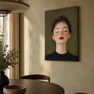 Puede incluir: Una impresi&oacute;n de arte mural rectangular que muestra el retrato de una persona con los ojos cerrados, cabello oscuro recogido, mejillas sonrosadas y labios de color rojo brillante. El sujeto viste una camisa negra sobre un fondo verde oliva oscuro.