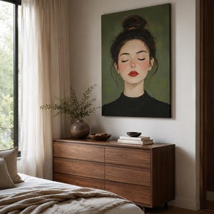 Puede incluir: Un lienzo rectangular de arte mural que presenta el retrato de una persona con cabello oscuro recogido en un mo&ntilde;o alto, ojos cerrados y labios de color rojo brillante, sobre un fondo verde oliva s&oacute;lido, enmarcado en una pared blanca.