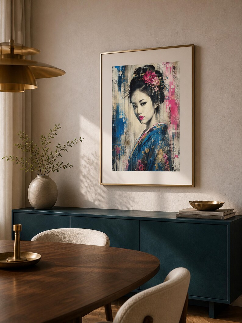 Puede incluir: Una l&aacute;mina de arte enmarcada que muestra el retrato de una persona con un elaborado peinado oscuro adornado con flores rosas, vistiendo un kimono azul estampado, sobre un fondo texturizado con trazos de pintura verticales azules y rosas.