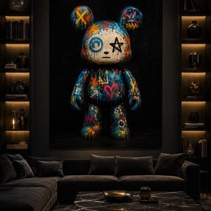 Op de afbeelding: Een groot wandkunstwerk met een gestileerde berenfiguur tegen een zwarte achtergrond. De beer is bedekt met levendige graffiti-achtige verfspatten, waaronder blauw, oranje en rood, met symbolen zoals een ster, hart en een kroon.