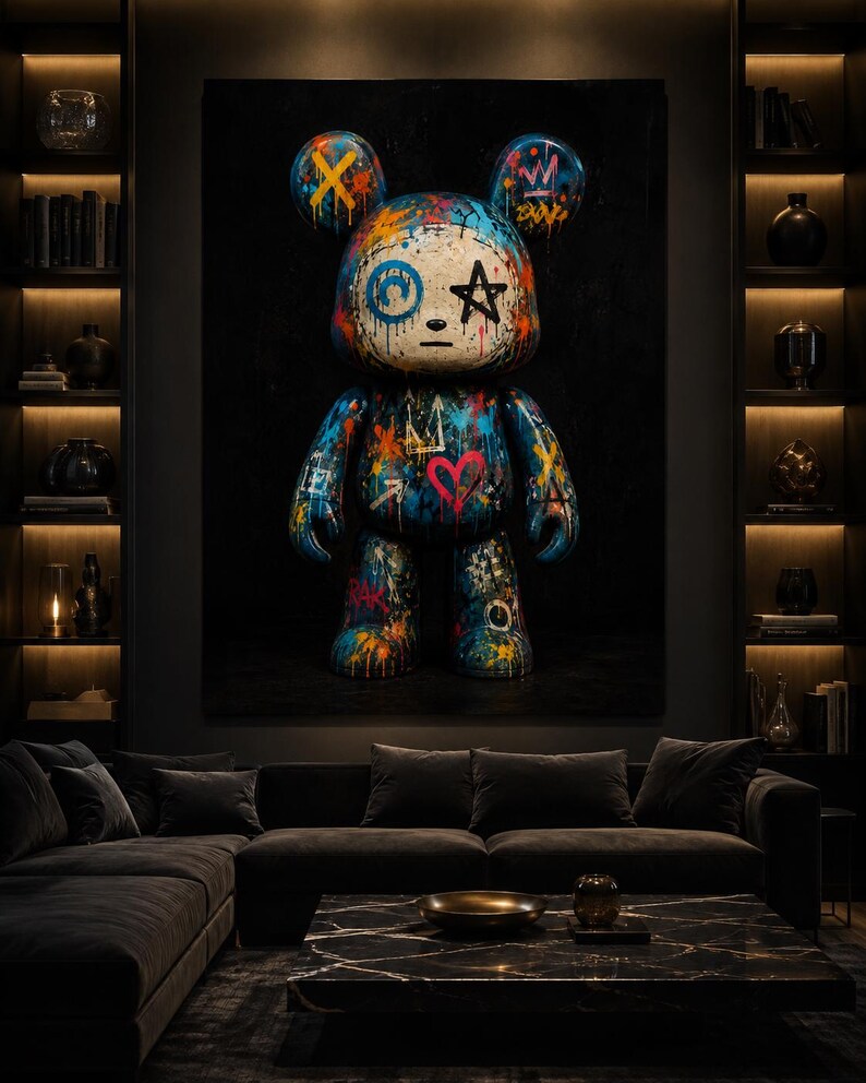 Op de afbeelding: Een groot wandkunstwerk met een gestileerde berenfiguur tegen een zwarte achtergrond. De beer is bedekt met levendige graffiti-achtige verfspatten, waaronder blauw, oranje en rood, met symbolen zoals een ster, hart en een kroon.