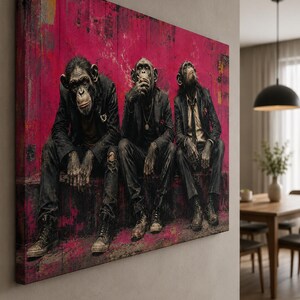 Puede incluir: Un lienzo rectangular que muestra a tres chimpanc&eacute;s vestidos con trajes oscuros y zapatillas, sentados sobre un fondo vibrante de color magenta y negro con efecto desgastado. Los monos aparecen en fila, cada uno con una pose distinta.