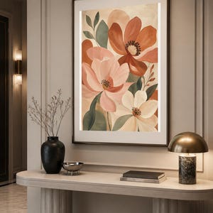 Puede incluir: Una impresi&oacute;n de arte mural vertical enmarcada que presenta una ilustraci&oacute;n bot&aacute;nica de flores grandes en tonos terracota, rosa suave y crema, acentuada con hojas de color verde apagado sobre un fondo beige texturizado con formas circulares.