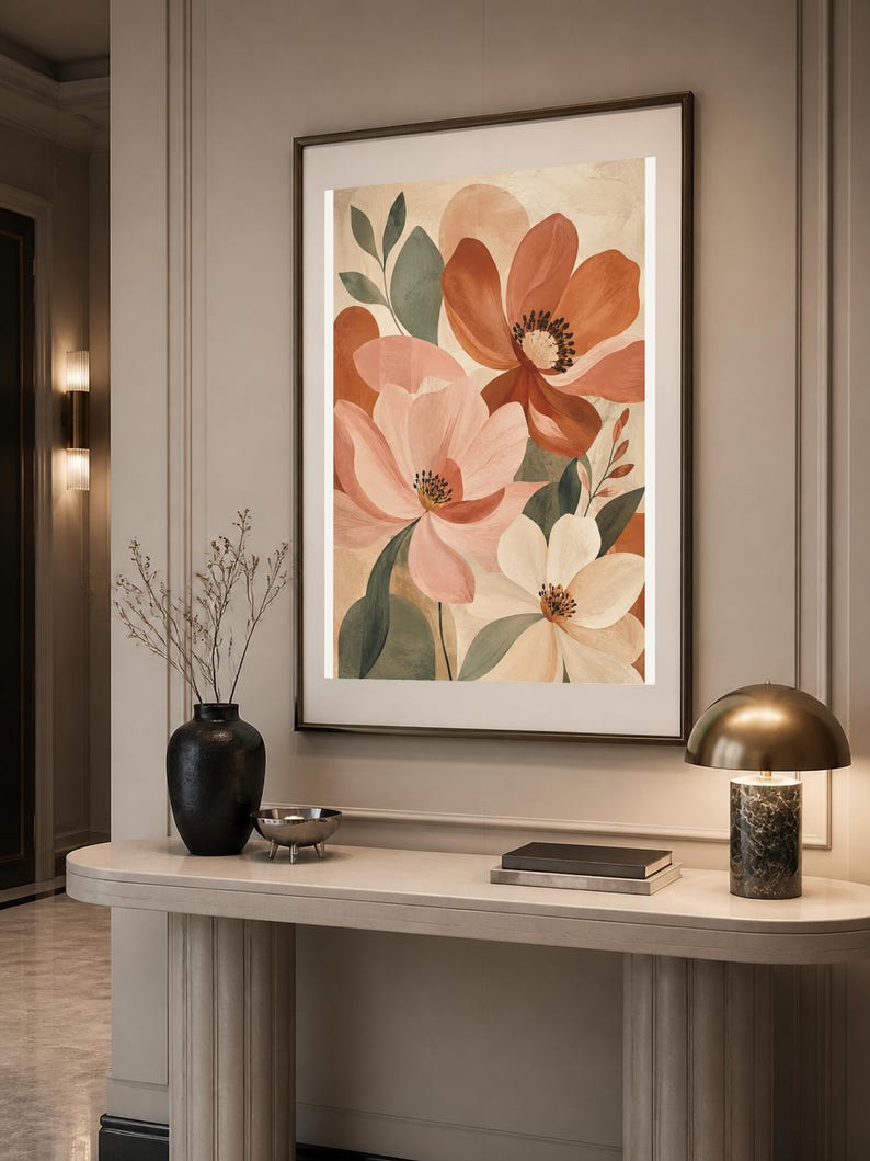 Puede incluir: Una impresi&oacute;n de arte mural vertical enmarcada que presenta una ilustraci&oacute;n bot&aacute;nica de flores grandes en tonos terracota, rosa suave y crema, acentuada con hojas de color verde apagado sobre un fondo beige texturizado con formas circulares.